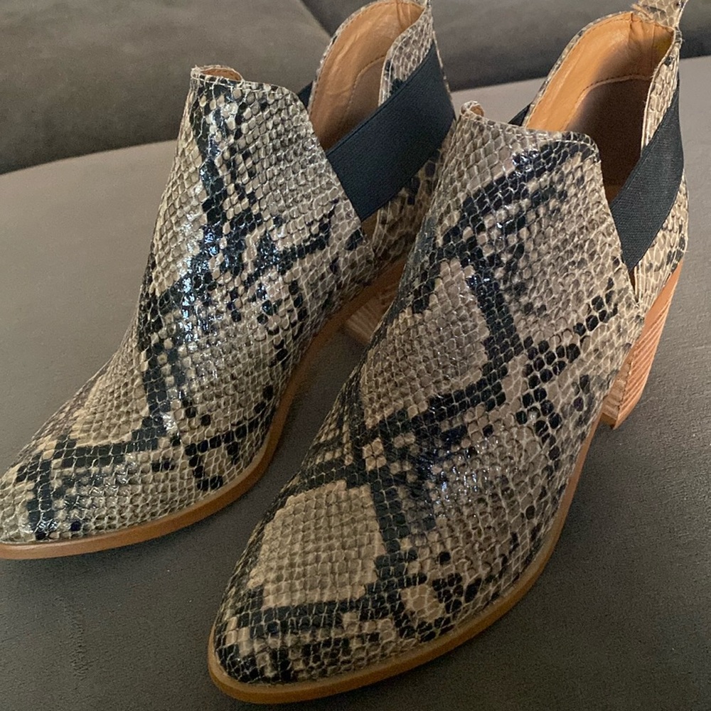 Super cute, women’s faux snakeskin boots!!!